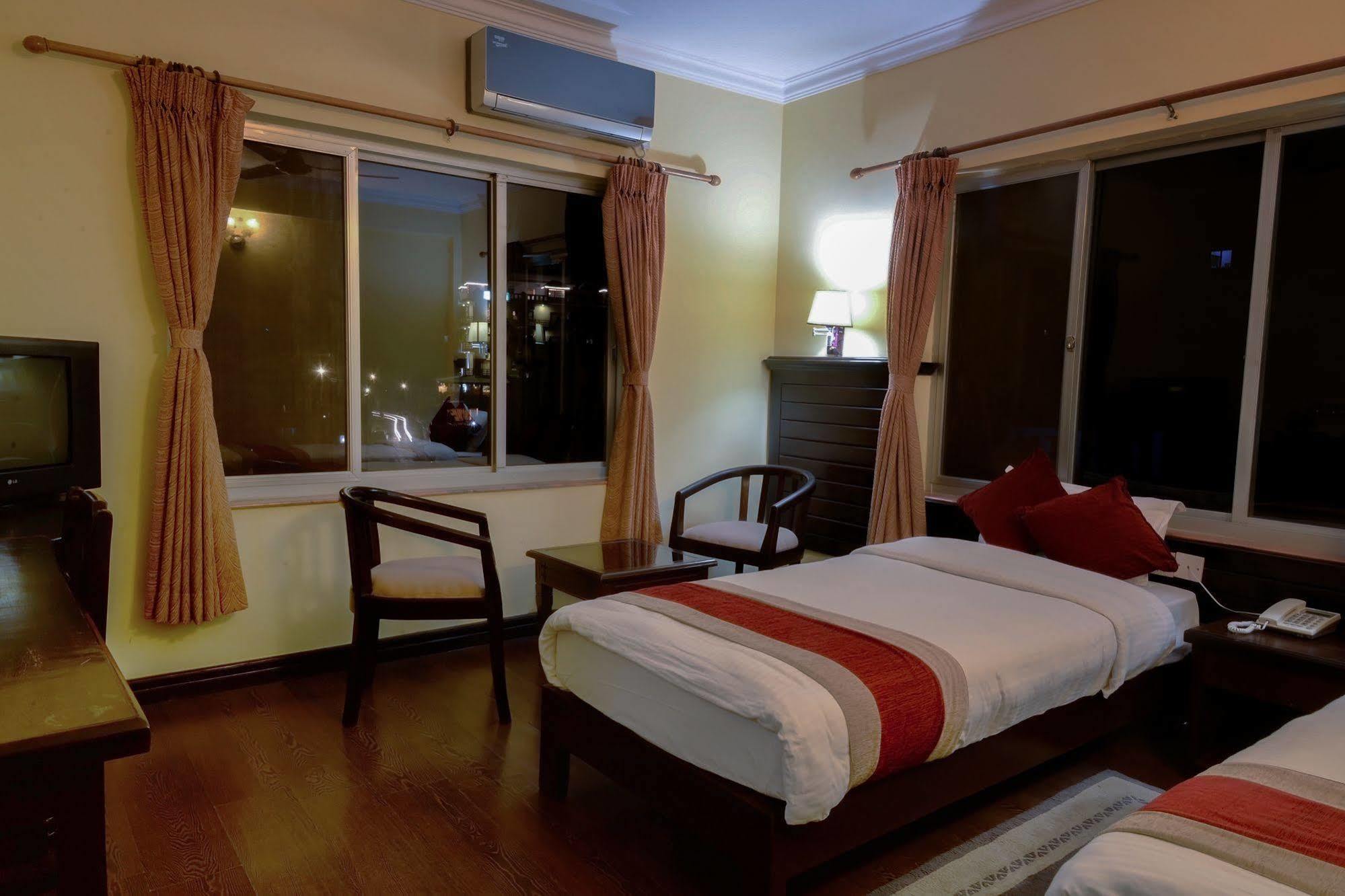 Hotel Lake Star Похара Екстериор снимка